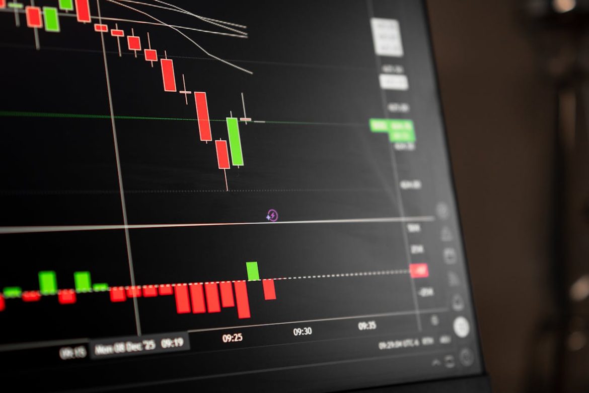 Graphique d'investissement avec bougies rouges et vertes affichant des données clés et des indicateurs de performance d'un ETF.